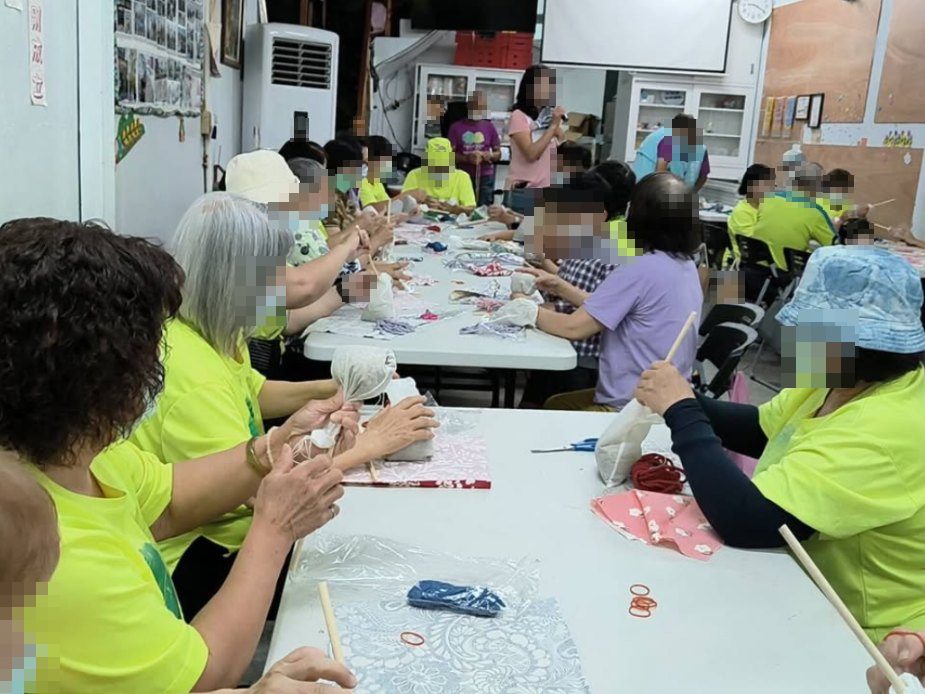 關懷據點：祖父母節艾草拍打棒