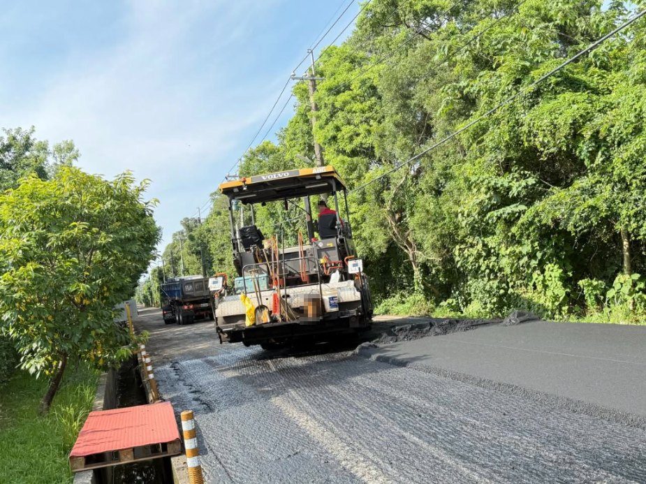 陸光路足球場到六和高中路段重鋪
