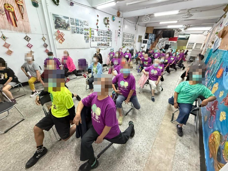 關懷據點：大雨中教室坐滿