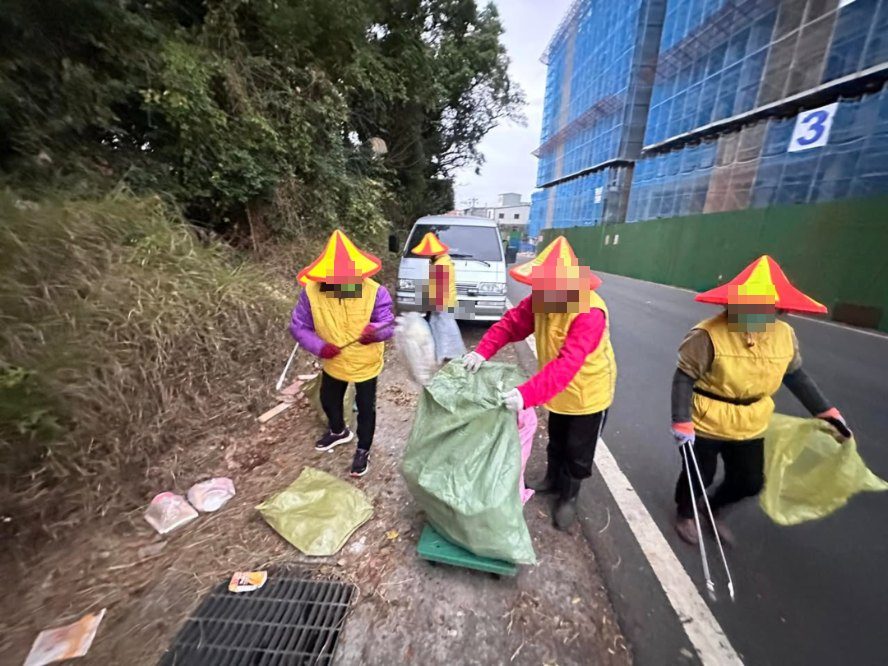 志工在 6 度低溫中打掃