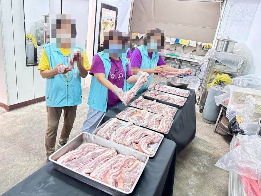 關懷據點：慶生與中秋鹹豬肉