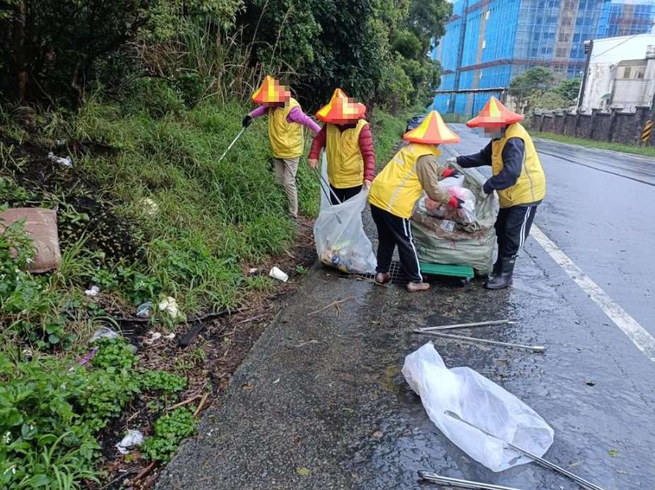 環保志工雨中打掃