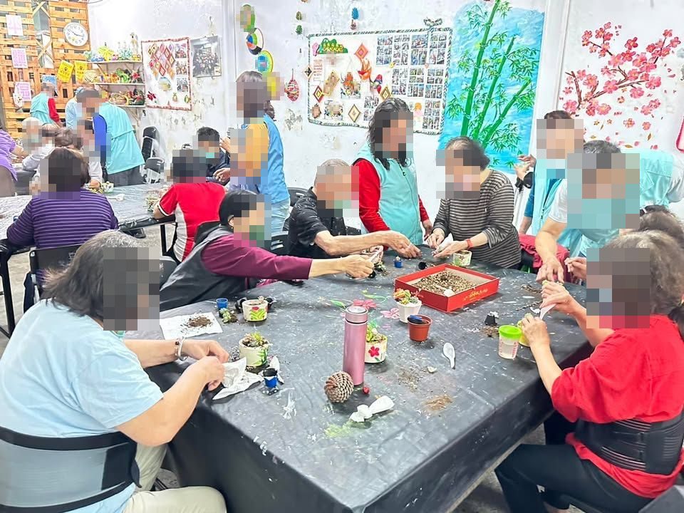 關懷據點：水泥花盆種多肉