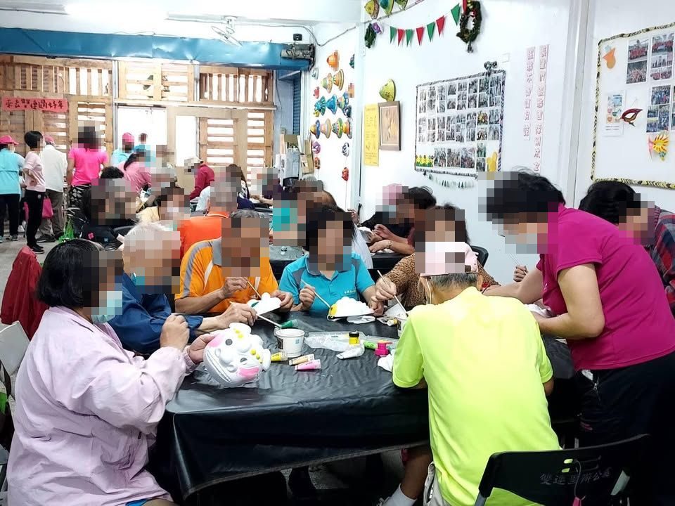 關懷據點：彩繪面具