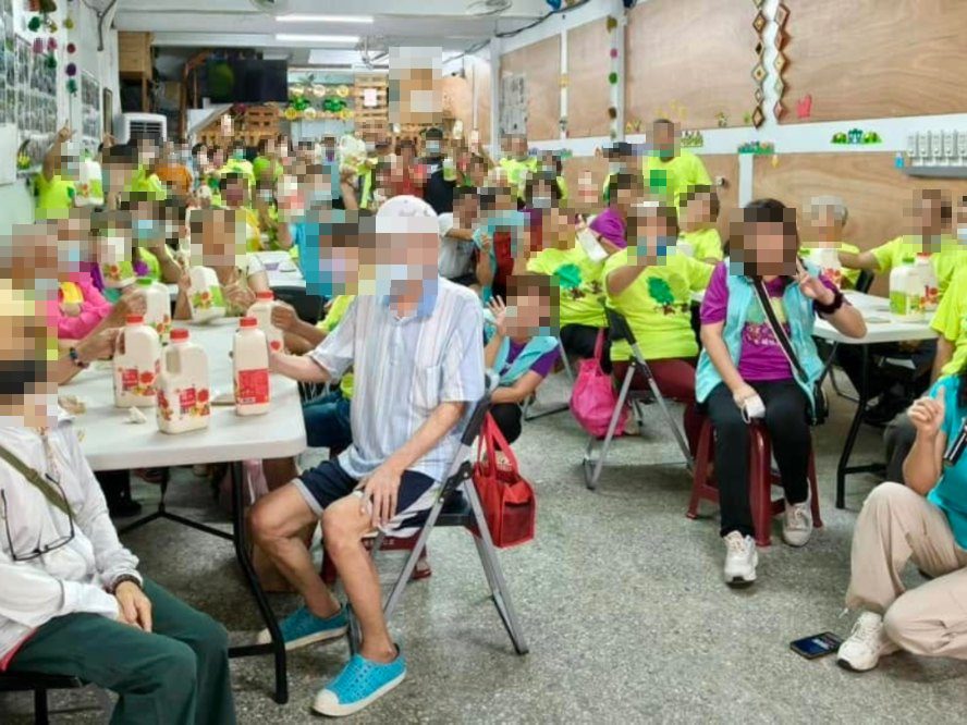 關懷據點：祖父母節手作杯墊