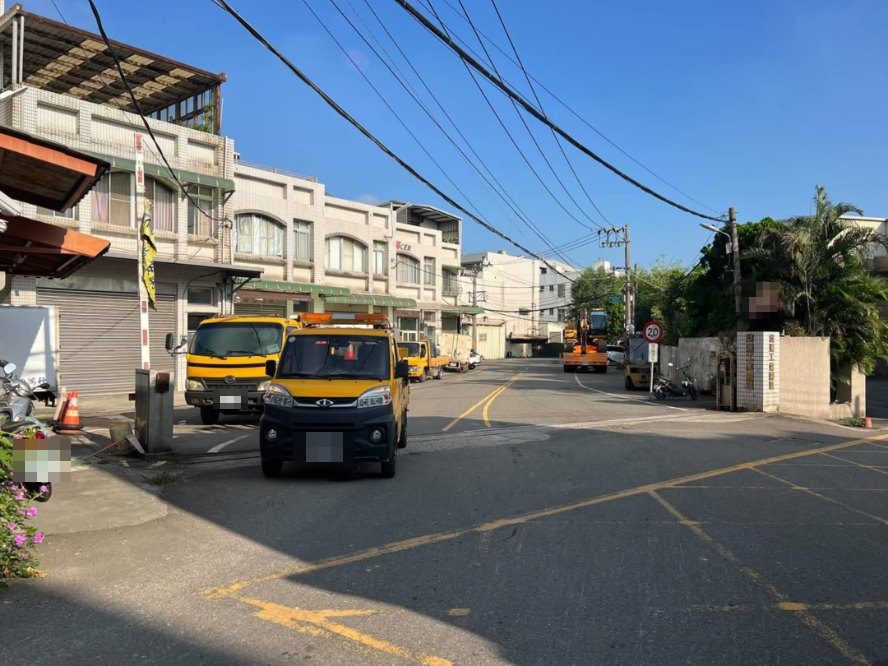 雙連二段118巷園區入口路面刨除