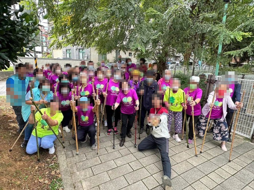 關懷據點：公園健走