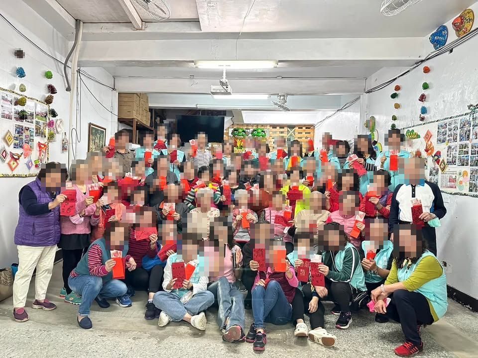 關懷據點開課：彩繪紅包袋